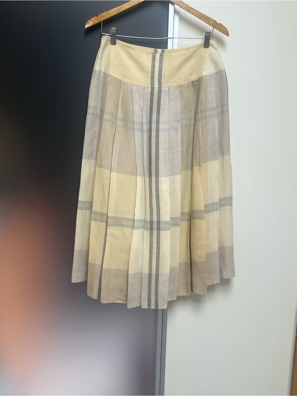 Ann Taylor linen blend pleated skirt size 12 in great condition. - Picture 3 of 5